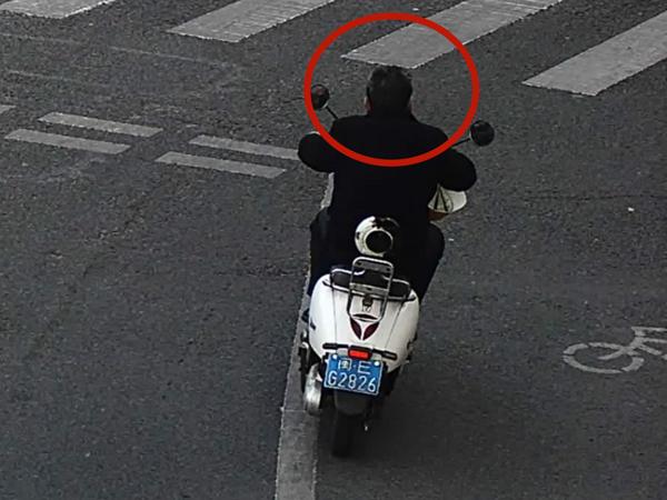 2026年1月13日闽EG2826号牌驾驶摩托车，不戴安全头盔的.jpg