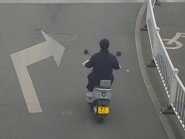 2026年1月27日闽E192C1号牌驾驶摩托车，不戴安全头盔的.jpg