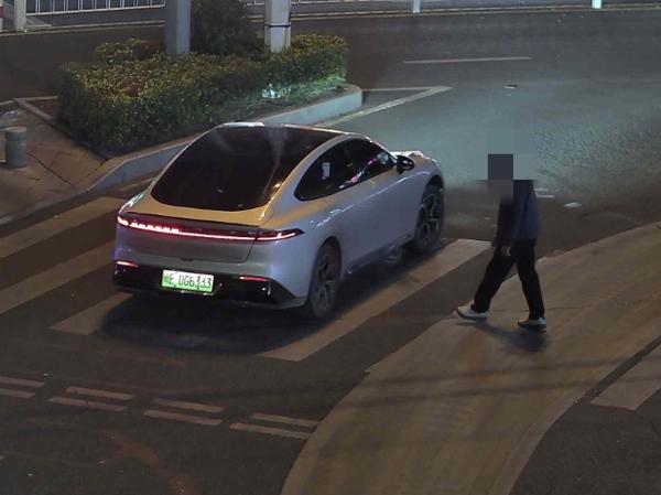 2026年1月29日闽EDG6333号牌遇行人正在通过人行横道时未停车让行的.jpg