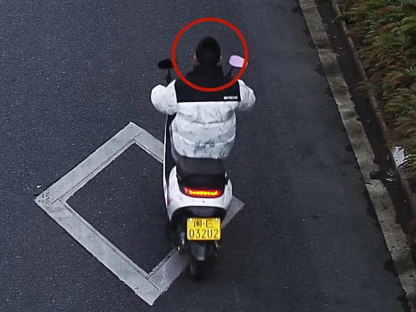 2026年3月5日闽E032U2号牌驾驶摩托车，不戴安全头盔的.jpg