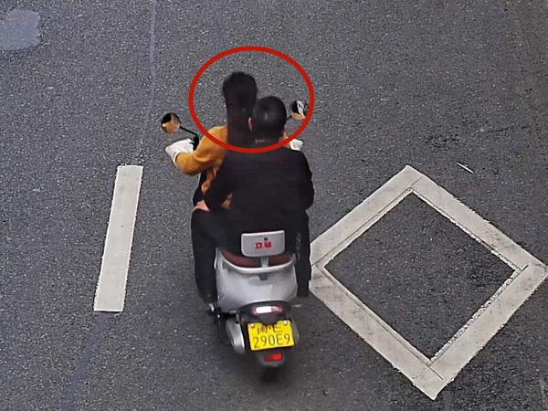 2026年3月5日闽E290E9号牌驾驶摩托车，不戴安全头盔的.jpg