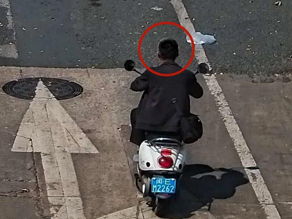 2026年3月5日闽EM2262号牌驾驶摩托车，不戴安全头盔的.jpg