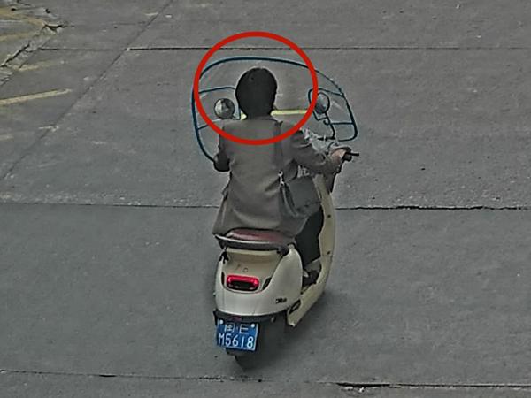 2026年3月5日闽EM5618号牌驾驶摩托车，不戴安全头盔的.jpg