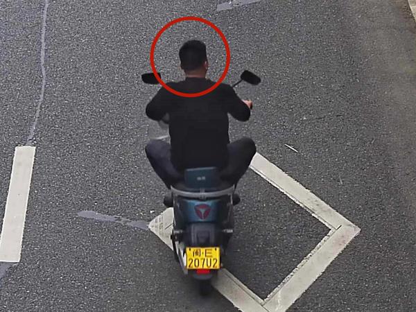 2026年3月6日闽E207U2号牌驾驶摩托车，不戴安全头盔的.jpg