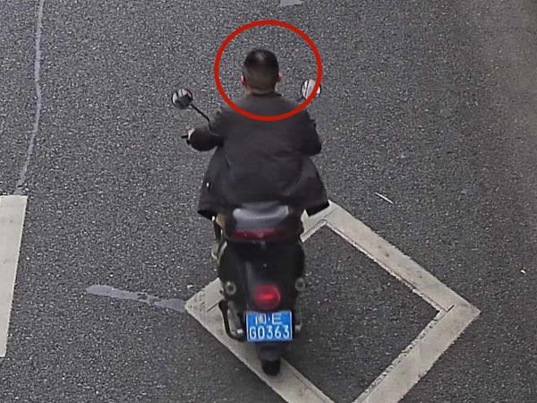 2026年3月6日闽EG0363号牌驾驶摩托车，不戴安全头盔的.jpg