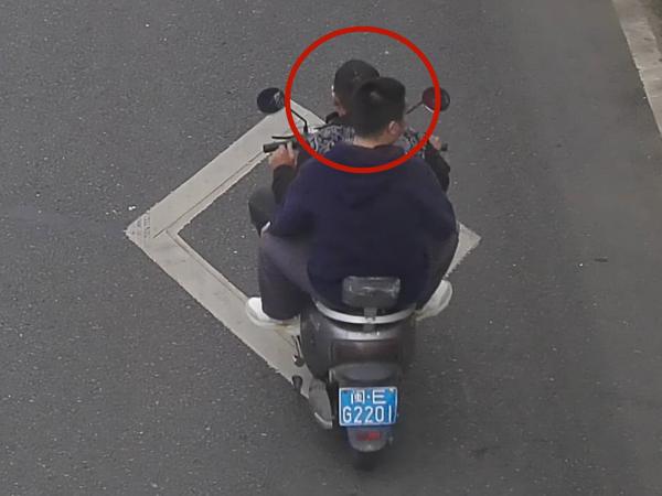 2026年3月6日闽EG2201号牌驾驶摩托车，不戴安全头盔的.jpg