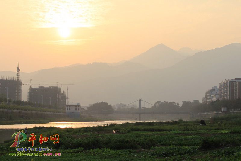 夕阳西下水东流