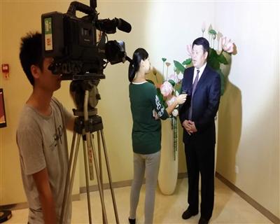 人大杨怀生副主任接受长沙电视台采访
