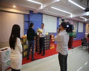 蜜柚经销商接受上海电视台的采访