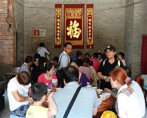 游客们在澄溪村品尝农家饭
