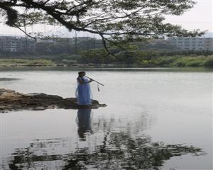 茶服秀在小河边