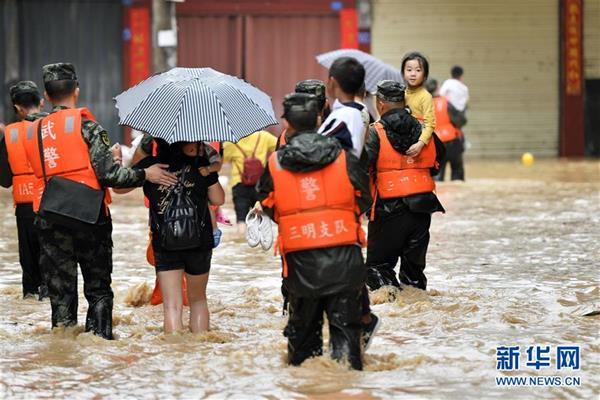 三明：强降雨导致城镇内涝　武警官兵转移被困群众