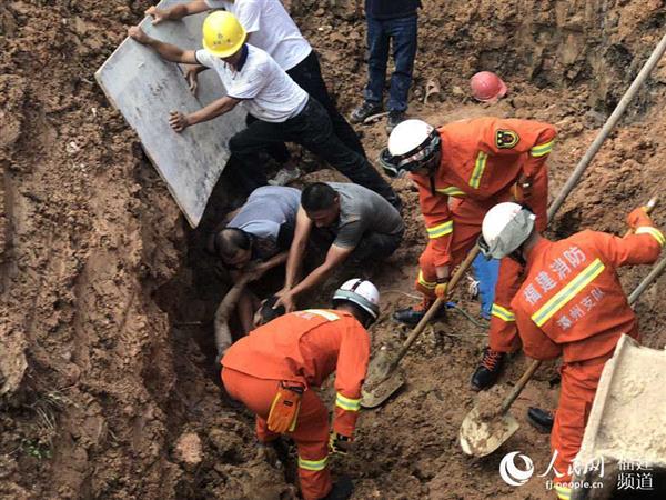 福建漳州：工地突发塌方一工人被埋 消防队员40分钟生死救援