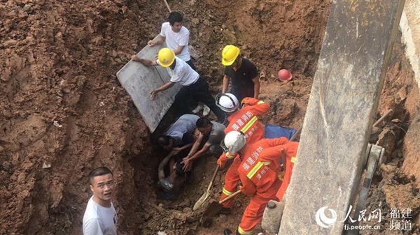福建漳州：工地突发塌方一工人被埋 消防队员40分钟生死救援