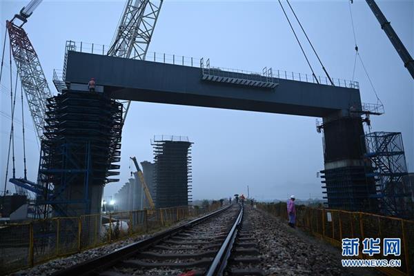 新建福厦铁路全线首片上跨既有线钢盖梁吊装成功