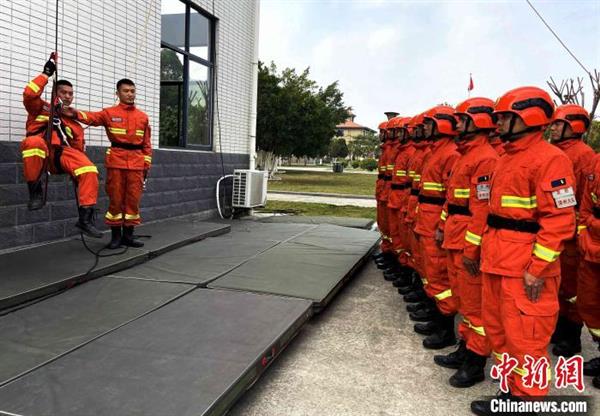 漳州市森林消防大队开展绳索救援技术训练