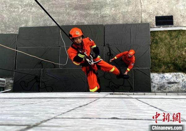 漳州市森林消防大队开展绳索救援技术训练