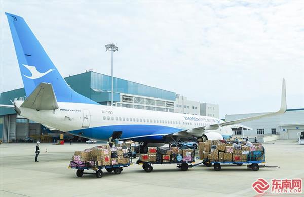厦门：3个航班分载264名医护人员和物资支援湖北