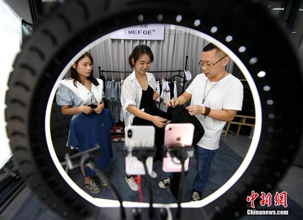 福建“服装之城”掀起直播带货热