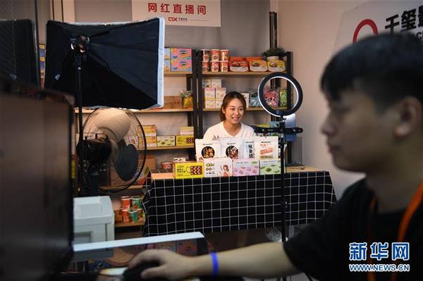 福建石狮：电商直播激发市场活力