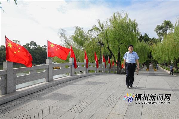 福州喜迎国庆氛围浓：红旗漫卷 鲜花簇拥