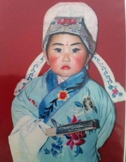 扮丑大赛后,豆瓣又组织了一个奇葩活动:"一张不堪回首的童年照片",让