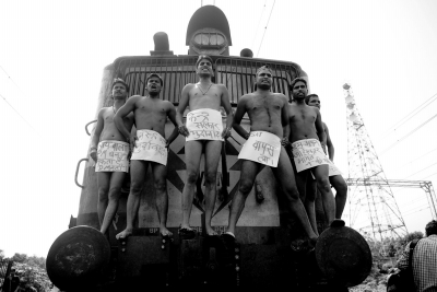 印学生裸身拦火车 要求取消国家公务员考试（图）