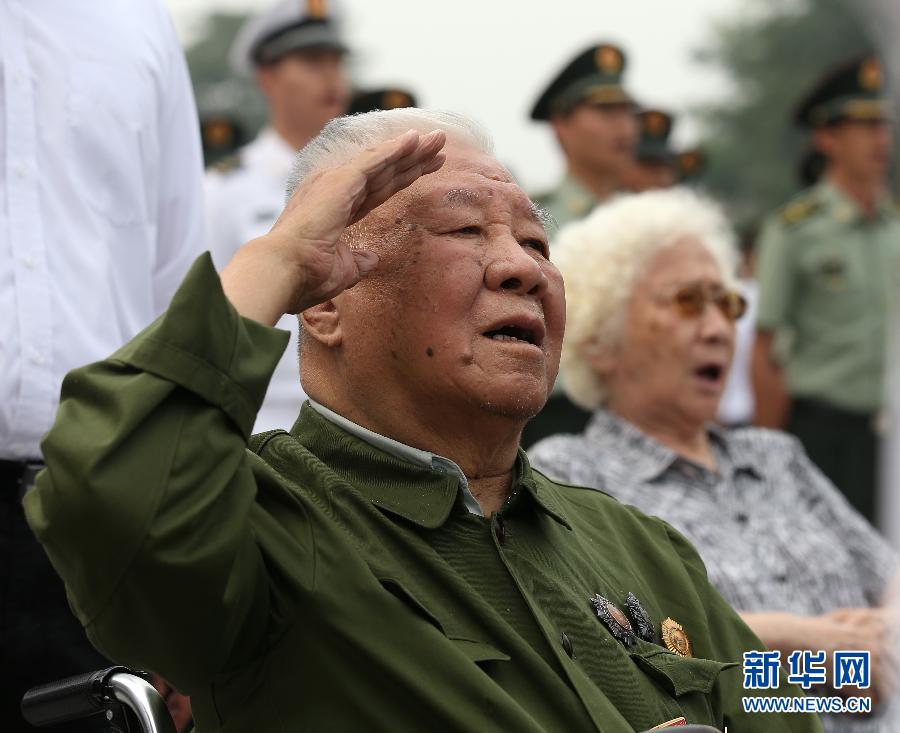 7月7日，首都各界在中国人民抗日战争纪念馆隆重集会，纪念全民族抗战爆发77周年。这是老战士代表在集会活动上高唱国歌。 新华社记者庞兴雷 摄