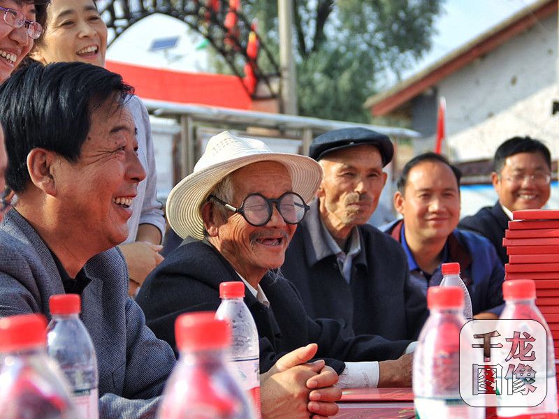 在沈家岭村红色革命广场，76岁的李厚功（左二）和70岁的李正福（左三）回忆起父辈讲述的沈家岭战斗，李正福更是唱起了自己写的歌曲《十唱共产党》。央广网记者 张佳琪 摄
