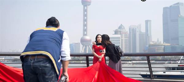 【中国那些事儿】英媒：从黑白证件照到精美婚纱照 小小结婚照折射中国社会大变迁