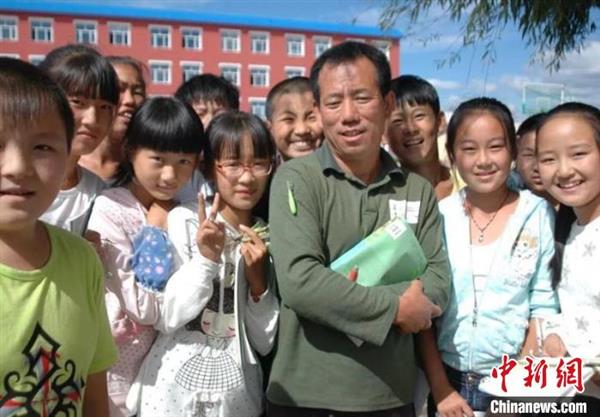 【中国这十年】生物教师建起“百草园”课堂：让孩子们触摸自然之美
