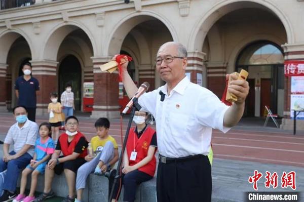 天津干警向群众进行“沉浸式”养老反诈宣传