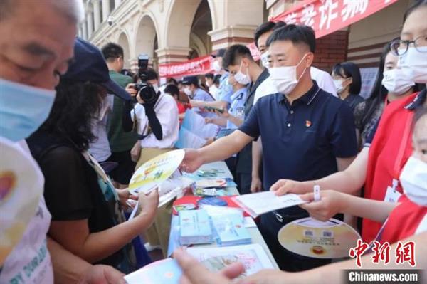 天津干警向群众进行“沉浸式”养老反诈宣传 图为宣传活动现场 天津市委政法委供图