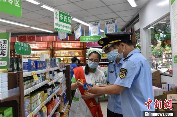 图为执法人员排查非法经营、虚假宣传等违法行为 广西市场监管局供图