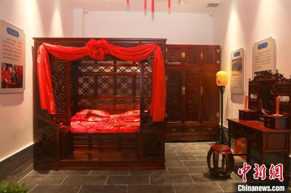 图为博物馆内布置的中式传统风格新婚洞房。　刘力鑫 摄