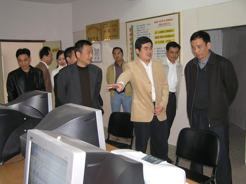 洪里专到新闻中心和广电局调研