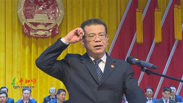 在热烈的掌声中,郭德志,吴丁顺,曾民与欧阳劲松亲切握手,对他满票当选