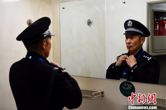 56岁火车乘警冯贤贵与普速列车的春运“慢时光”