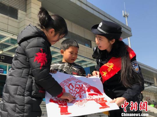 90后“剪纸警花”为旅客春运送“福”