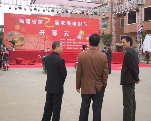 3)为18日上午,平和县长洪里专带领县有关部门领导莅临商贸城,检查指导