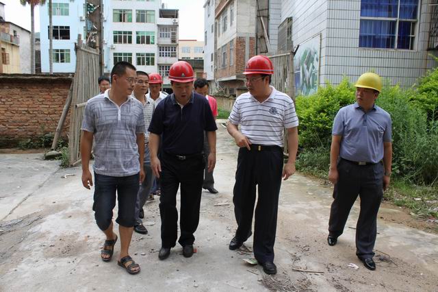 林惠溪副县长到九峰中心小学检查校安工程