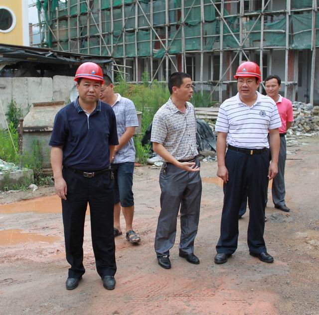 林惠溪副县长到九峰中心小学检查校安工程