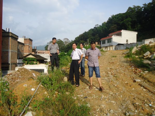 平和县教育局开展2013年秋季开学首日检查活动