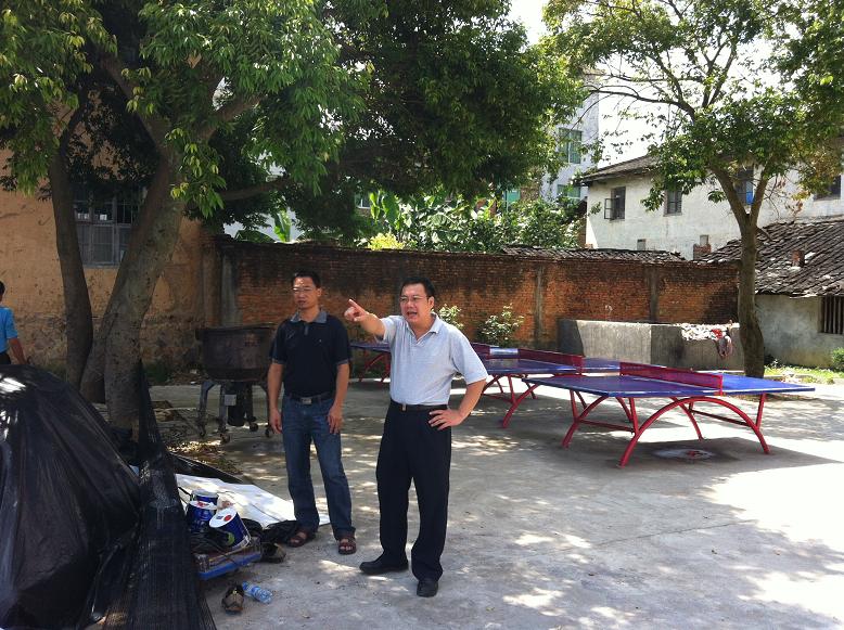 副县长林惠溪到霞寨中心小学检查工作