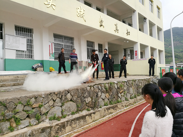 长乐学校开展安全使用灭火器实战演练