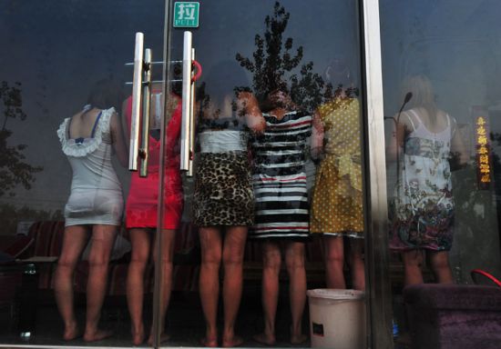 高清北京警方端掉8家涉黄发廊抓获涉黄人员51名