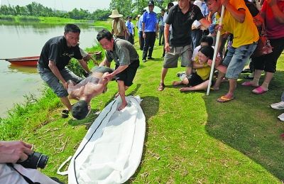 小伙下湖游泳溺亡打捞队要6千元才开工组图