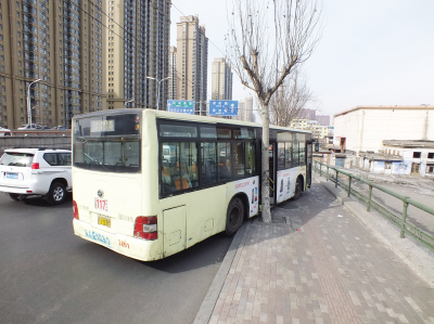 哈尔滨一公交车为躲前车失控吞下电动车